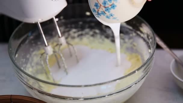Blender karıştırın ve peynirli cheesecake tatlı içine şeker ve krema kırbaç — Stok video