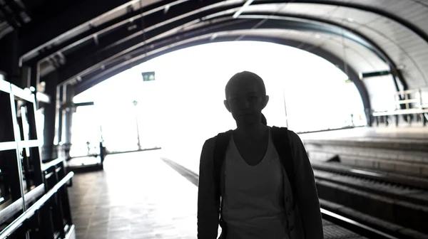 Silhouette für Touristenmädchen, die am Bahnhof auf ihren Zug warten — Stockfoto