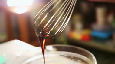 Çikolatalı browni kek yapmak. Çikolata Erime dökme