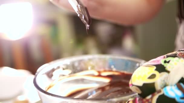 Hacer pastel de chocolate Brownie. Verter chocolate derretido — Vídeo de stock