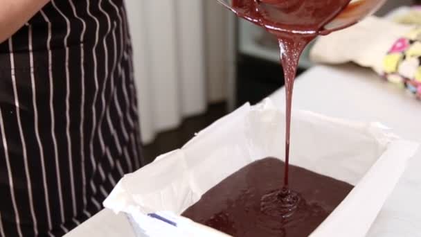 Herstellung von Schokolade Brownie Kuchen. Schmelzende Schokolade gießen — Stockvideo
