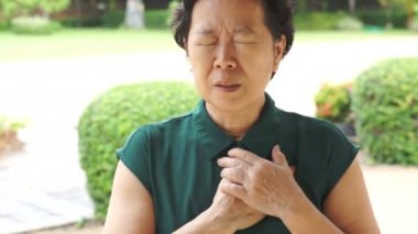 Üst düzey Asyalı kadın kalp krizi, göğüs ağrısı