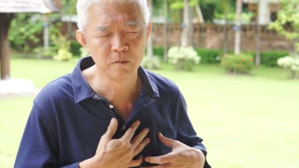 高级亚洲人心脏病发作，胸痛 — 图库视频影像