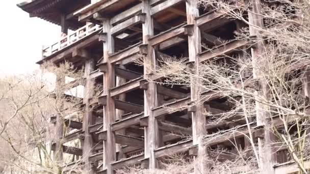 Kyoto, Japan - maart 2015: De grote oude houten draagstructuur van Kiyomizu-dera (Kiyomizu tempel) in Kyoto, Japan. — Stockvideo