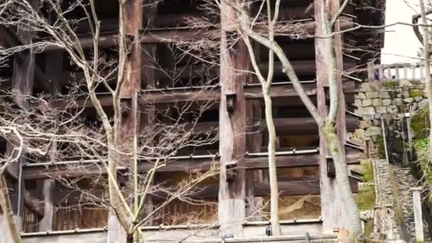 Kioto, Japón - Marzo 2015: La gran estructura de madera antigua de Kiyomizu-dera (Templo Kiyomizu) en Kioto, Japón . — Vídeos de Stock