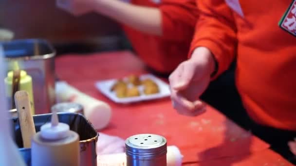 Takoyaki Japon ahtapot un topu yemek. Geleneksel Japonya aperatif mutfağı — Stok video