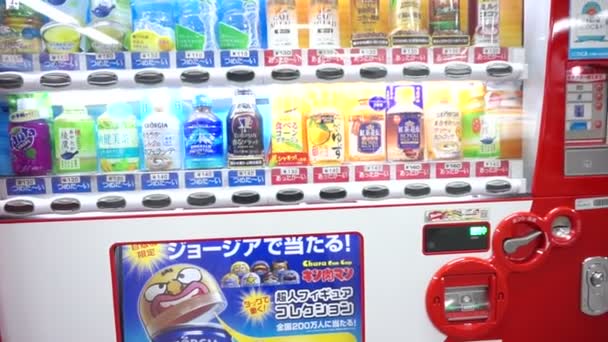 Osaka, Japón - Marzo 2015: Máquina expendedora japonesa con diferentes tipos de bebidas — Vídeo de stock