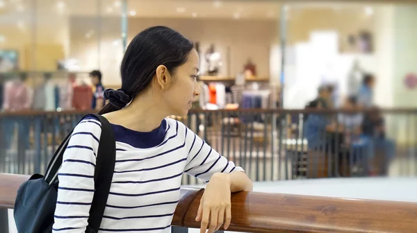 Menina asiática no shopping center fundo — Fotografia de Stock