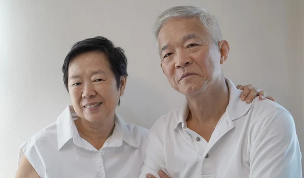 Feliz asiático senior pareja en blanco fondo amor y abrazo — Foto de Stock