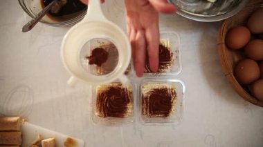 tiramisu pasta tarafından toz kakao toz