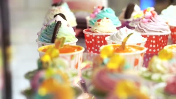 Vielfalt an bunten Cupcakes — Stockvideo