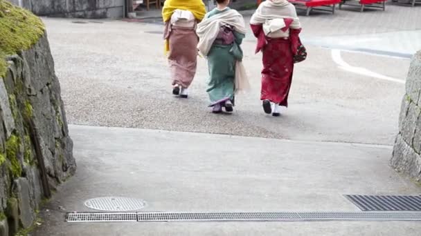 Japanska flickor bära kimono parasoll och geta Japan sandal skor — Stockvideo