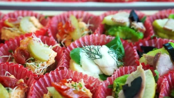 Recogiendo comida para los dedos, sándwiches de canapés en el buffet de la fiesta — Vídeos de Stock