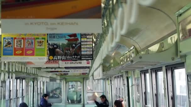 Osaka, Japón - Marzo 2015: Los japoneses locales viajan en tren a Kioto por la mañana. Vista de la barra de agarre — Vídeos de Stock