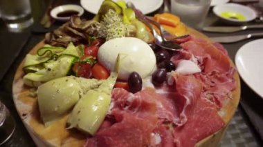 İtalyan meze kurutulmuş jambon, peynir ve ızgara sebze