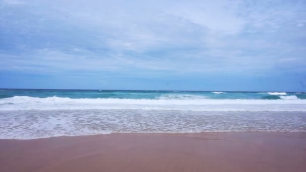 Tailândia. Ilha Phuket. Praia ensolarada sem pessoas — Vídeo de Stock