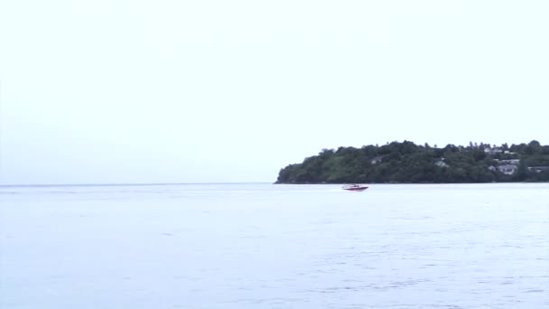 Barcos de velocidad corriendo a través del océano — Vídeos de Stock