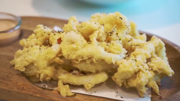 Batatas fritas calamari na travessa de madeira aperitivo — Vídeo de Stock