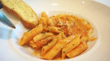 İtalyan makarna, Penne deniz ürünleri sarımsaklı ekmek paylaşım için