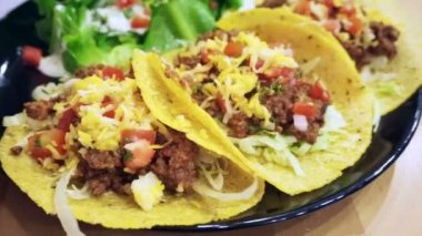Yumuşak Taco kabukları kıyma et, kişniş ve salsa plaka salata ile dolu