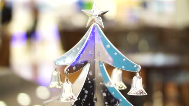 Natale ornamento d'argento, albero, renna e campana appesi ad un albero — Video Stock