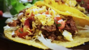 Yumuşak Taco kabukları kıyma et, kişniş ve salsa plaka salata ile dolu