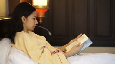 Genç evde, eğlence insanlar ve sakin ol, kitap okuma güzel Asyalı kız portresi