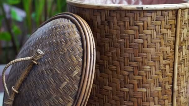 Video mano vicino cesto di rattan. Asiatico artigianato oggetto — Video Stock