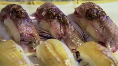 kurutulmuş pisi balığı, Yassı balık ve wagyu beef aburi nigiri suşi