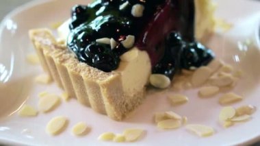 Yaban mersinli cheesecake tart badem sosu ile lezzetli kalın parça