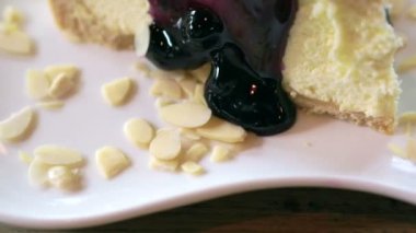 Yaban mersinli cheesecake tart badem sosu ile lezzetli kalın parça