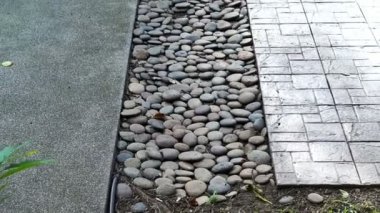 Video Bahçe yol malzemeleri, çakıl taşı, beton ve damgalı çimento çim ile