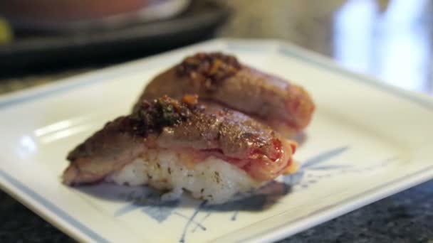 Fatia de carne Wagyu queimada, aburi guy sushi nigiri. Comida japonesa — Vídeo de Stock