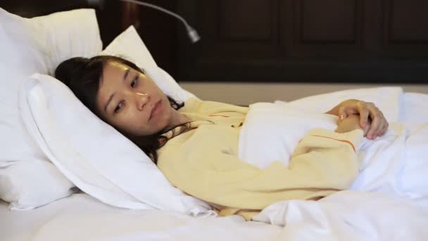 Video preoccupato donna asiatica a letto, insonnia e pensare alla vita — Video Stock