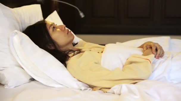 Video worried asian woman in bed, insomnia and thinking about life — Stock Video