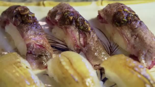 Kurutulmuş pisi balığı, Yassı balık ve wagyu beef aburi nigiri suşi — Stok video