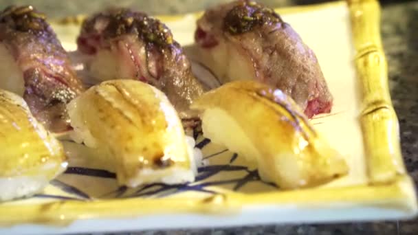 Zprudka pečený platýs, platýse a wagyu hovězí aburi nigiri sushi — Stock video