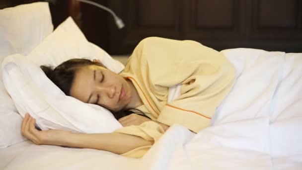 Video asijské žena pevně spí v posteli — Stock video