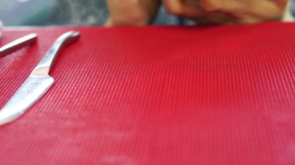 亚洲女人使用红色的桌子上玩黄色案例智能手机 — 图库视频影像