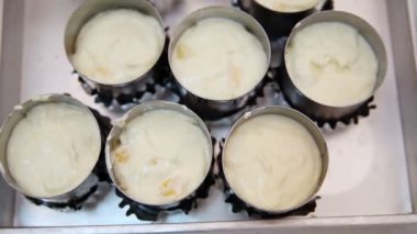 Krem peynir karışımı olan bir bisküvi tart tabanı teneke içinde doldurun. Peynirli kek yapma