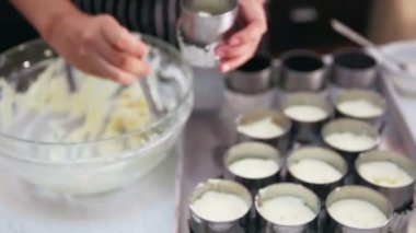 Krem peynir karışımı olan bir bisküvi tart tabanı teneke içinde doldurun. Peynirli kek yapma