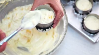 Krem peynir karışımı olan bir bisküvi tart tabanı teneke içinde doldurun. Peynirli kek yapma