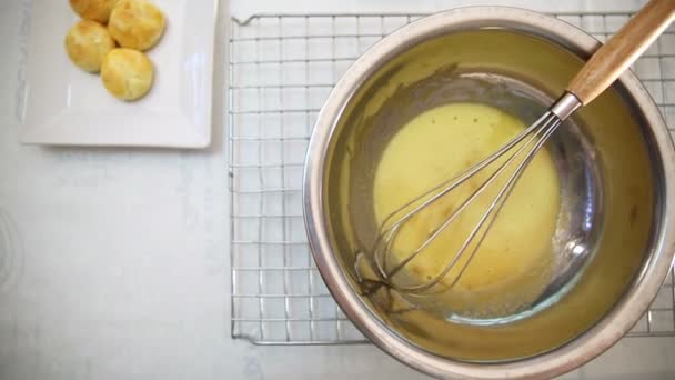 Сливочное эклер, яичный желток, печенье пекарня приготовления пищи из верхнего вида — стоковое видео