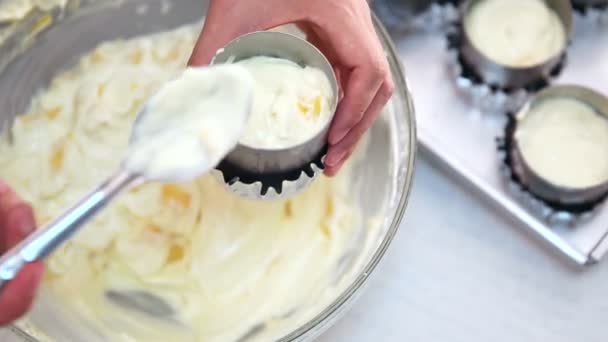 Krem peynir karışımı olan bir bisküvi tart tabanı teneke içinde doldurun. Peynirli kek yapma — Stok video