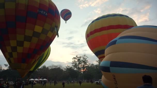 Chiang Mai, Thajsko - listopad 2014 - horkovzdušný balón, balónek mezinárodní Festival — Stock video