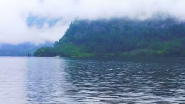 Vídeo del hermoso lago Hallstatt en Austria niebla nublada sobre la montaña — Vídeos de Stock