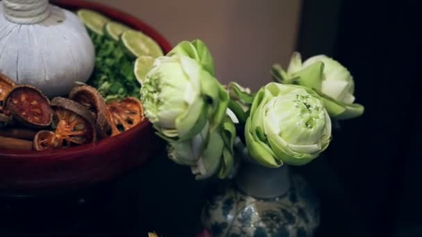 Βίντεο της Thai spa αξεσουάρ ρύθμιση με κεριά και αρωματικά φυτά — Αρχείο Βίντεο