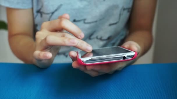 Βίντεο από κινητό έξυπνο τηλέφωνο σε ροζ περίπτωση κρατάτε και χρησιμοποιείτε στα χέρια γυναίκα — Αρχείο Βίντεο