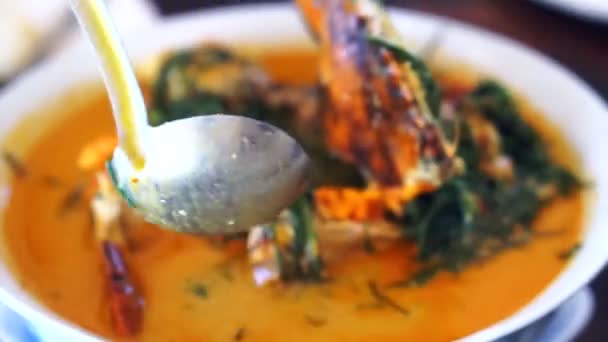 Thailändska rätter, fisk och skaldjur blå krabba med kryddig kokos curry soppa och grönsaker — Stockvideo