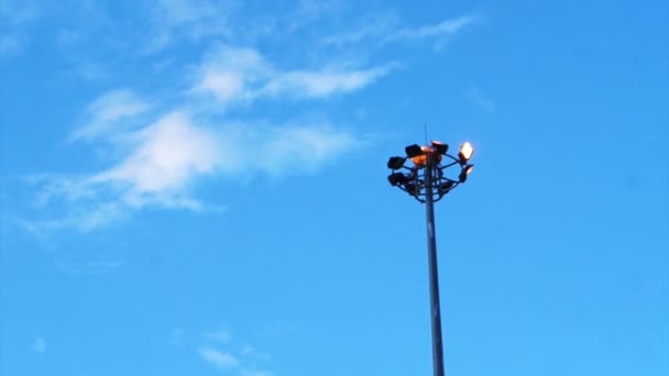 Vídeo do Estádio, poste de luzes de estacionamento com fundo azul céu. Abstrato com espaço de cópia — Vídeo de Stock